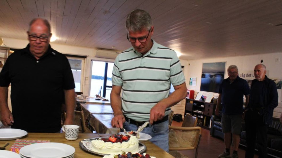 Kaffe och tårta dukades fram i båtsällskapets lokal på onsdagskvällen. Henrik Andersson och Klas Nordén är fikasugna.