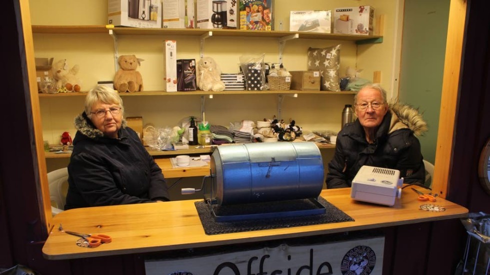 Mona och Bert Kennfors i Vimmerby Hockeys supporterklubb Offside sålde lotter på torget.