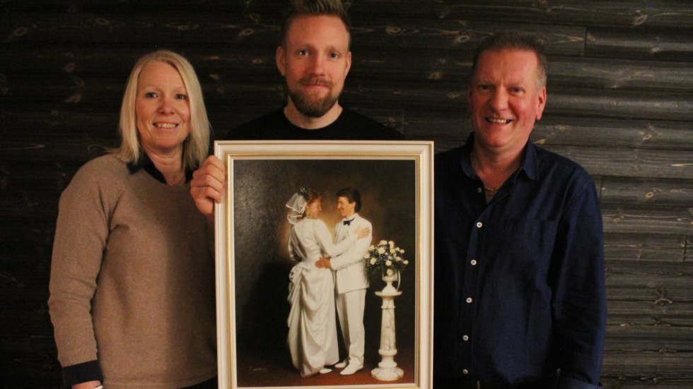Det är 30 år sedan nu som Helen och Anders Gustafsson gifte sig. Deras bröllopsbild har följt sonen Alexander genom hela livet, från sin plats på väggen i vardagsrummet.