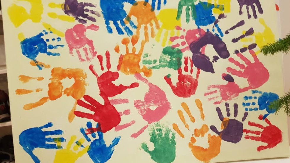 Ett av de två konstverk som barnen på förskolan Linnéa i Vimmerby lottar ut till förmån för Musikhjälpens insamling med temat "Alla har rätt att funka olika".