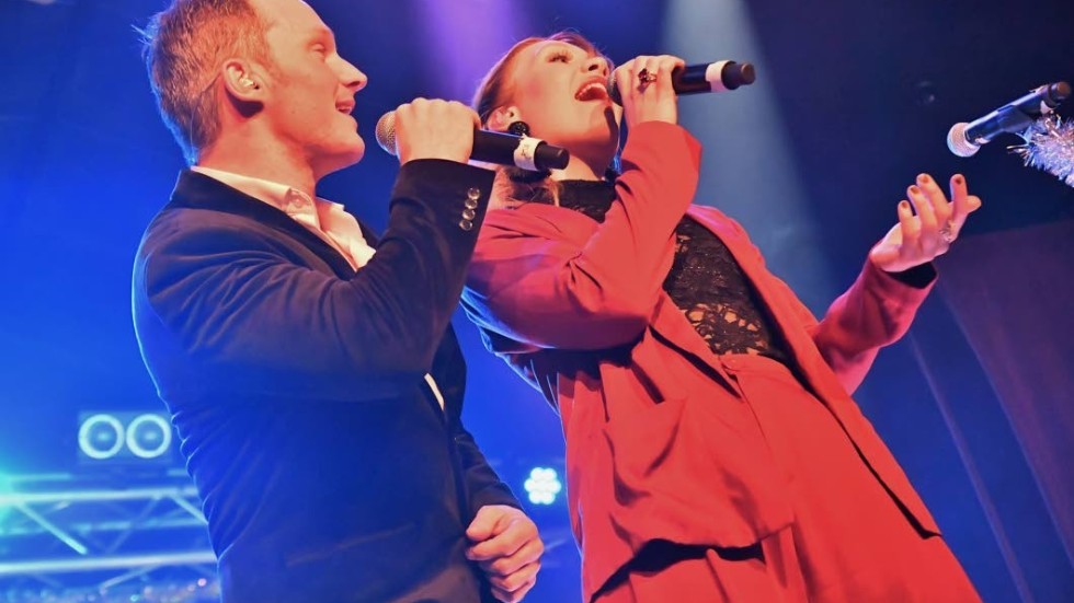 Per Backstad och Elin Namnieks sjunger på julshowen.