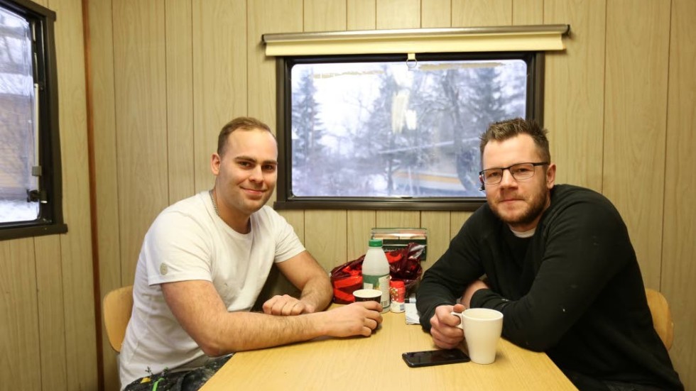– Vi är bardomskompisar från Åtvidaberg och känner varandra utan och innan, säger Oscar Bjurström, till vänster, som är anställda av Timmy Pallin