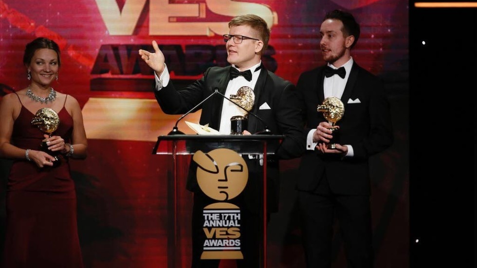Nyligen tog Hornbördiga Douglas Roshamn (till höger) emot en prestigefull filmutmärkelse vid specialeffektmakarnas motsvarighet till Oscarsgalan.