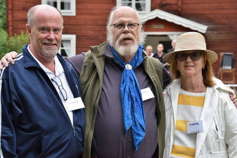 Frank Ståhl, mitten, vårdade minnena från batteritiden på en återträff, som besöktes av bland andra Håkan Hermansson, tidigare personalchef och Gunilla Fjelde, VD.