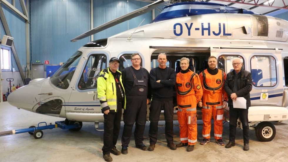Besättningen på helikoptern, piloter och tekniker välkomnas av Evert Oscarsson och Sivert Andersson.
