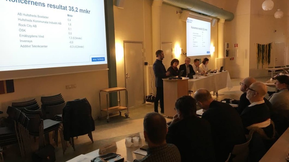 Ekonomichefen Henric Svensson presenterade långa rader av siffror inför kommunfullmäktiges ledamöter.