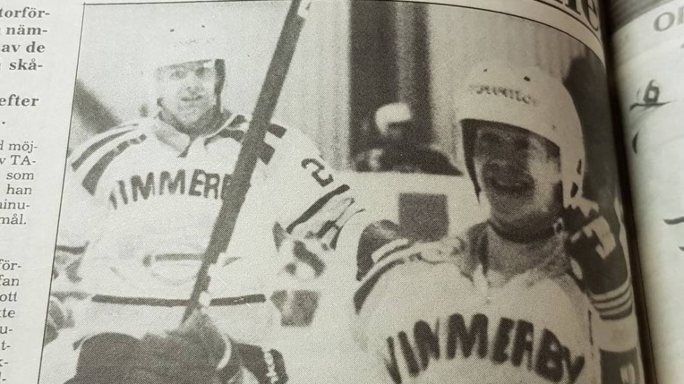 Claes Arvidsson och Lasse Johansson jublar efter segern mot Tranås i andra playoff-mötet 1987.
