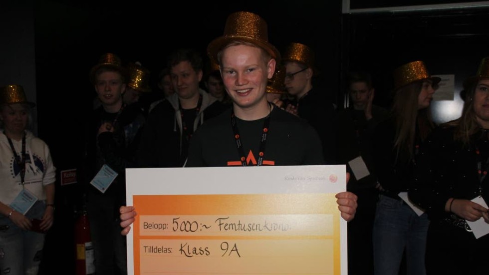 Oscar Jörneskog visar stolt upp klassens prischeck på 5 000 kronor