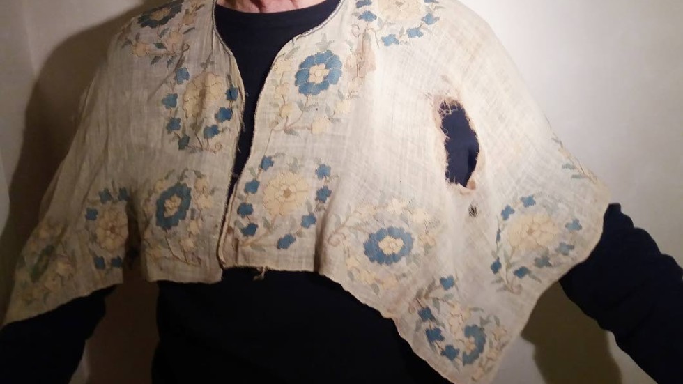 Skjortan med ett blodigt kulhål härstammar enligt textilexpert från Turkiet och är 300 år gammal.