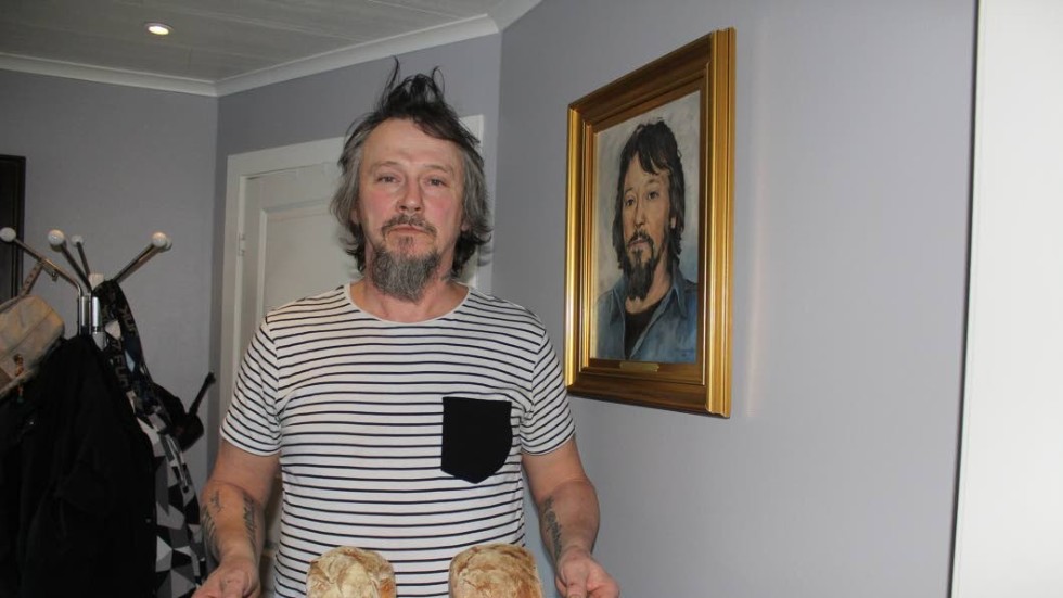 Wolldurf Skallbom med nybakat bröd, vid självpoträttet på väggen
