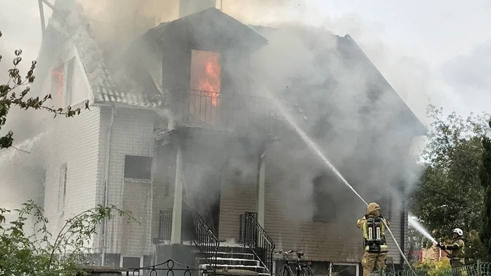 Det var den 11 september förra året som familjens hus började brinna. Enligt polisens tekniker talar allt för att branden orsakades av en mobilladdare som fattade eld.