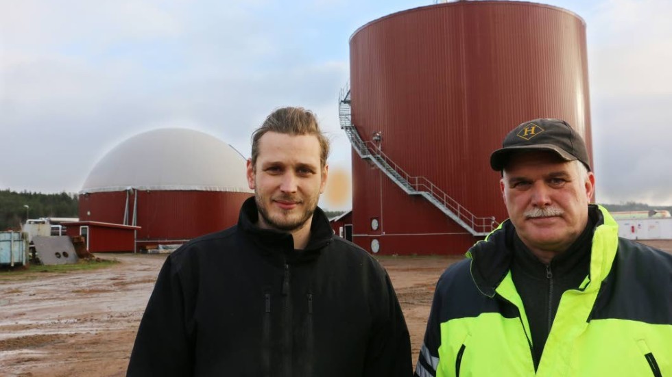 Tom och Åke Birgrsson på hagelsrums gård har skrivit på en aviktsförklaring tillsammans med kommunen om  utökad biogasanvändning i framtiden.