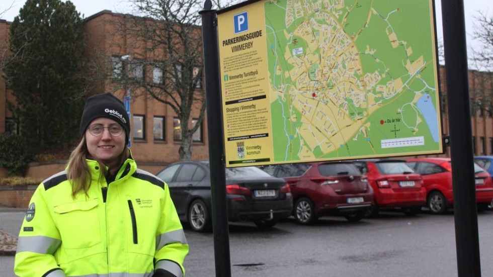 Trafikingenjör Maria Åkerö vid en av fem nya informationstavlor. "De blev bra".