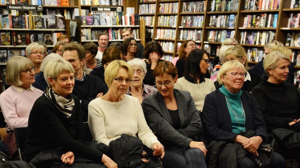Det blev nytt publikrekord för författarkvällarna i bokhandeln i Vimmerby. 60 personer kom på tisdagskvä.llen