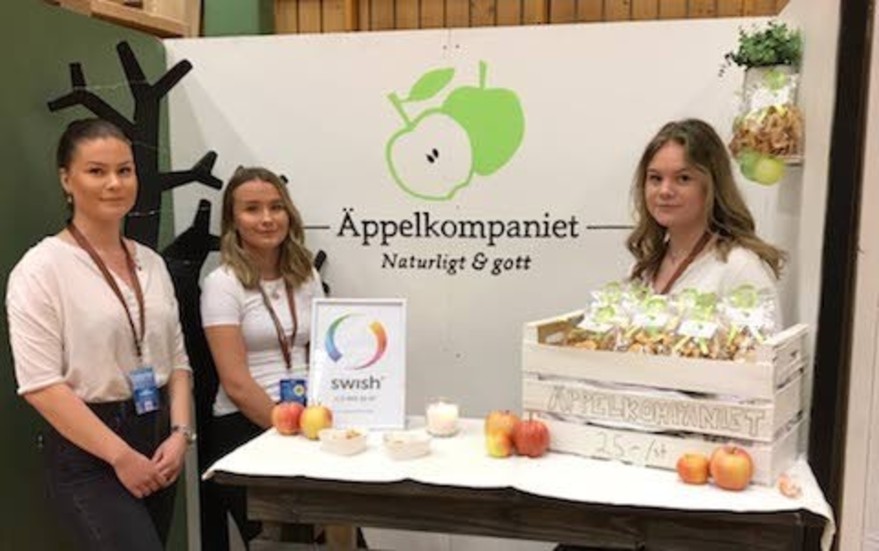 Alva Eckerstig, Nicole Erenlöf Roser och Hanna Tuvesson i Äppelkompaniet UF är nöjda med dagen. ”Kul att se de andra företagen och få presentera vårt”.