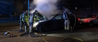 Övertänd bil släcktes: "Totalt utbränd"