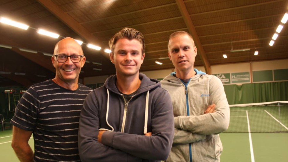 Eric Lindström (mitten) är ny tränare i Vimmerby TK, efter Johan Erlandsson (t v). Han kommer att sköta verksamheten tillsammans med Johan Nilsson (t h).