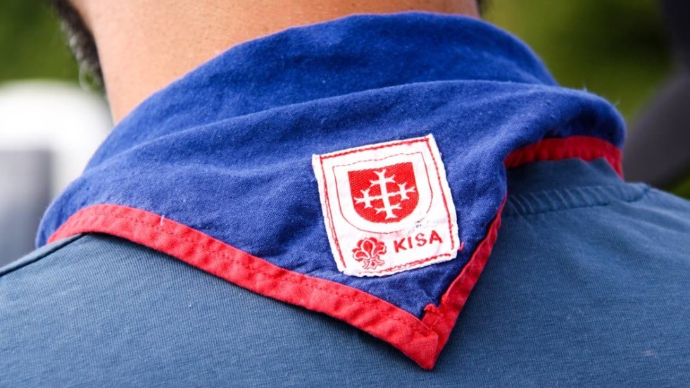 Kisa scoutkårs emblem prydde nackarna på de som bar scarfs.