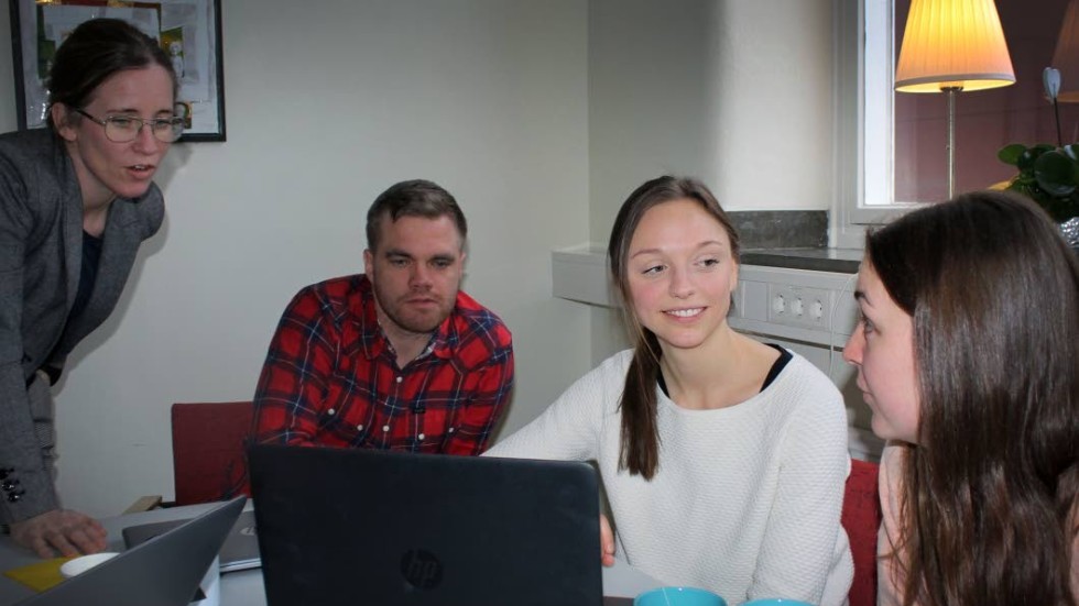 Anna Adolfsson och Sara Vaghult studerar till civilingenjörer inom energi- och miljöteknik. Nu arbetar de med ett projekt där de kartlägger energiförbrukningen på Berzeliusskolan i Linköping. Med på bilden finns gymnasielärarna Lisa Carlsson och Gustaf Vahl.