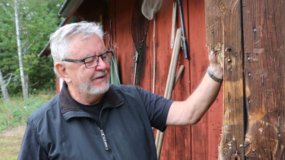 Dörren till uthuset förstördes av inbrottstjuvarna. Jan-Erik Ekström fick ett styvt jobb att reparera.