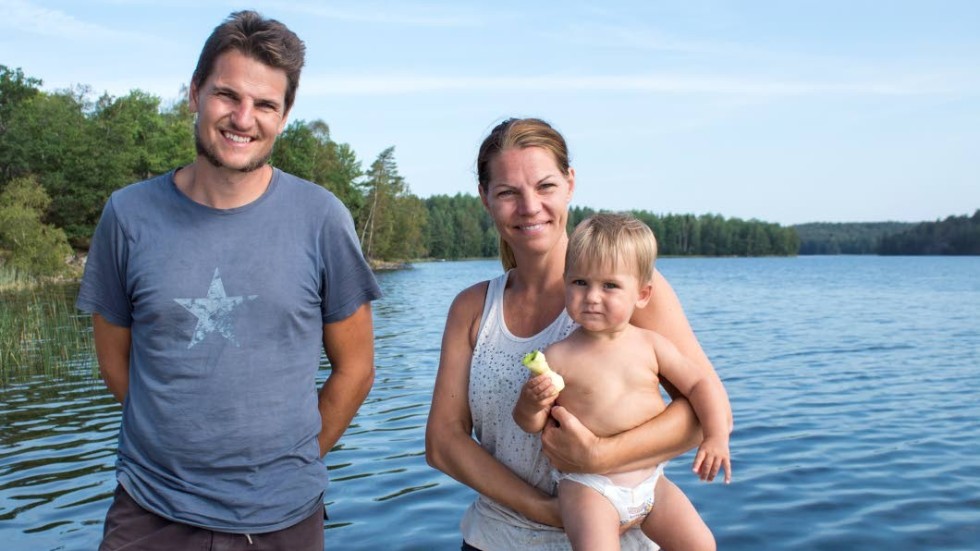 Gustav Svensson och systern Anna Smedberg växte upp på Rummemåla gård. Han bor kvar med sina tre barn, på bilden Gillis 1 år, men hon bor i Stockholm.