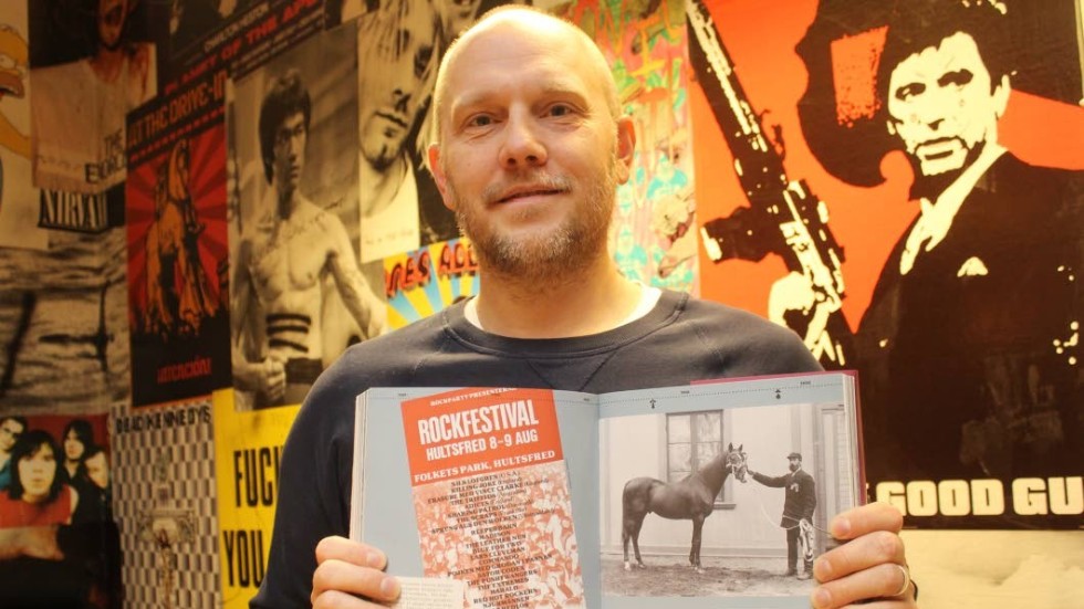 Stefan Ölvebring är stolt över att Hultsfredsfestivalens första affisch från 1986 tog en plats i Riksarkivets jubileumsbok.