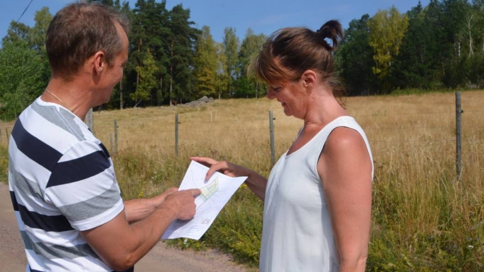 Peter Karlsson och Ingela Nilsson Nachtweij (C) pekar ut området där de föreslår att en förskola ska byggas.