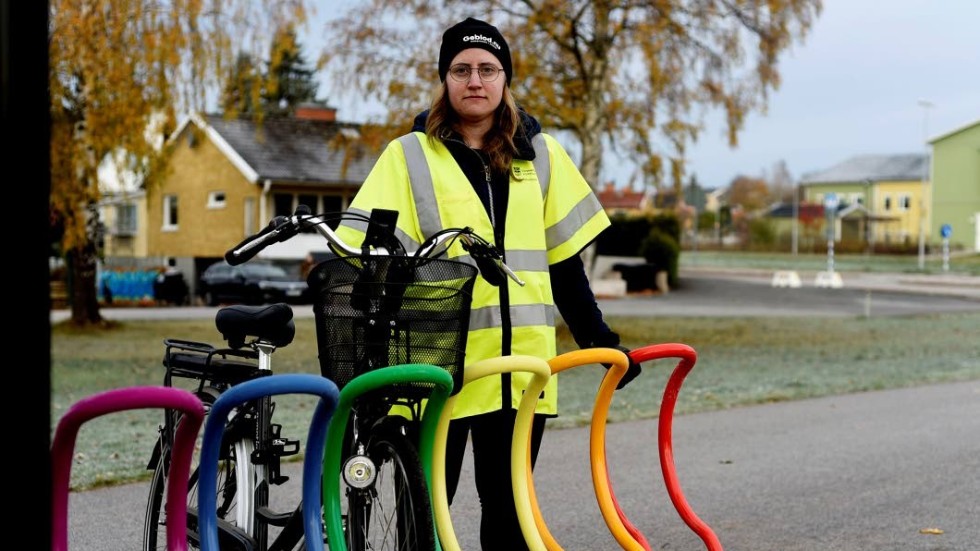 Maria Åkerö med det nya praktiska cykelstället som samtidigt sänder ett budskap om allas lika värde.