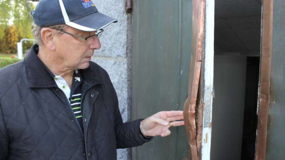 Dörren har rejäla brytmärken, visar Johnny Sigvardsson i Målilla med Gårdveda kyrkoråd.