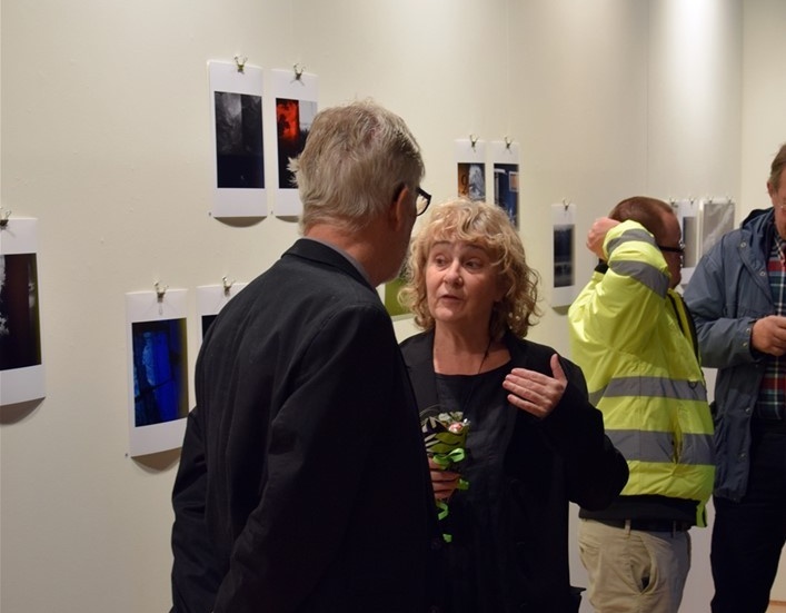 Margareta Wiman samtalar med en av besökarna. Foto: Morgan Karlsson