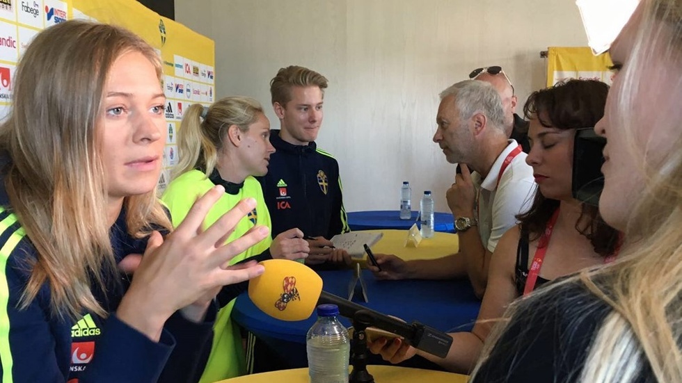 När de svenska landslagsspelarna möter media under EM i Nederländerna finns Fredrik Madestam ständigt med i bakgrunden. Foto: TT