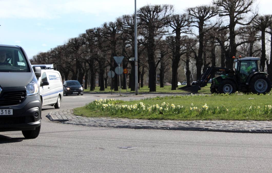 Bilister har kört sönder rondell – nu stängs filen av