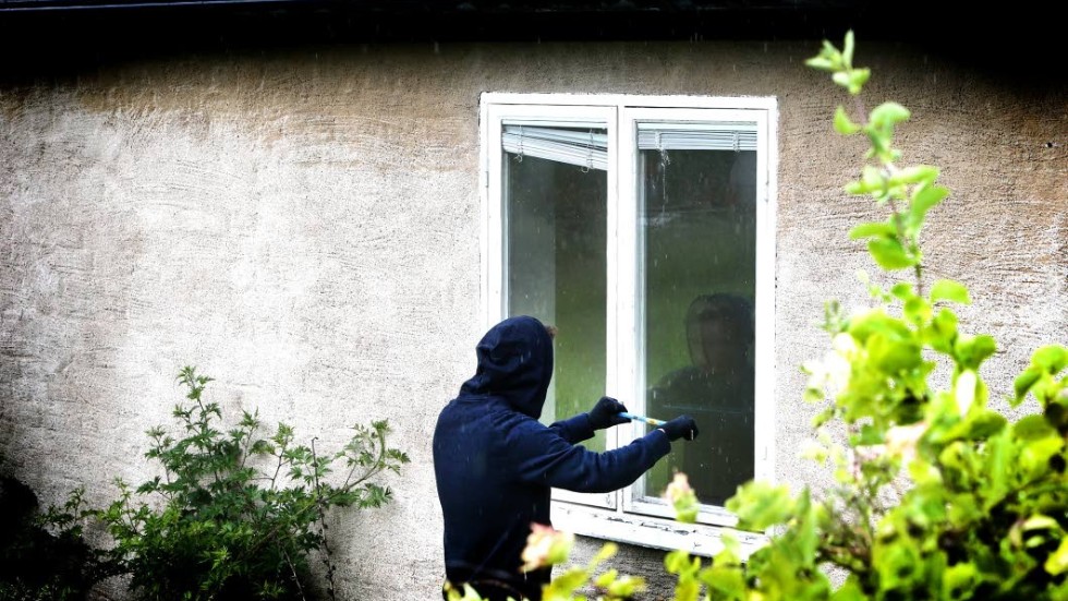 För att skydda ditt fritidshus, se till att ha lås på fönster och dörrar.