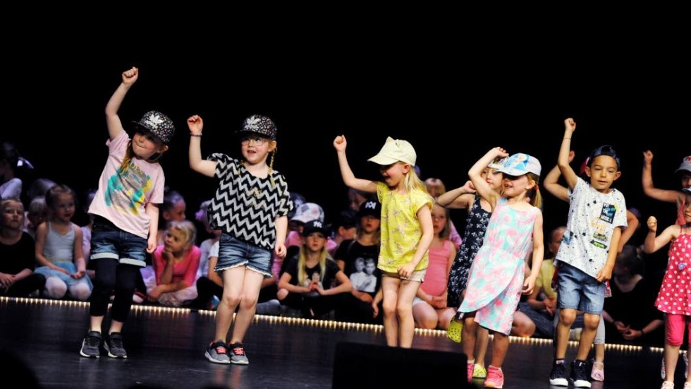 Anna Strömbäcks fem- och sexåringar dansade till två låtar på raken.