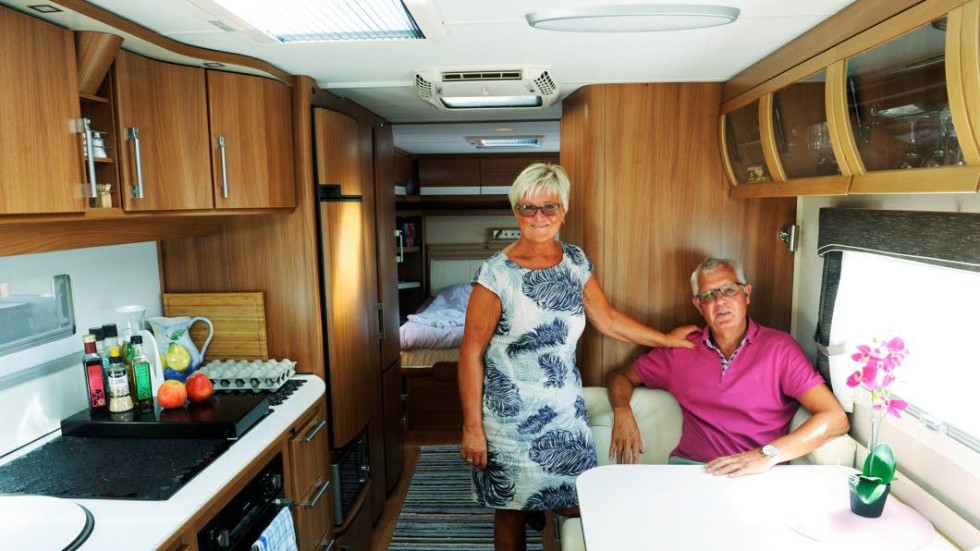 Berthon och Elisabeth Salomonsson har en stor husvagn med kök, men de lagar faktiskt all mat i utomhus eller i servicehuset.