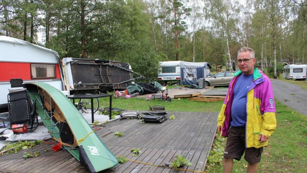 Peter Swanström begrundar förödelsen. En kanot har kastats långt upp på land och en husvagn har vält.