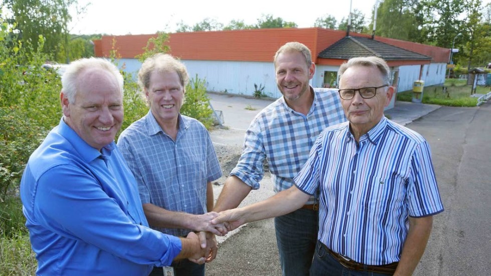 Jerry Svennerlind, Sven-Åke Lindberg, Tomas Kronståhl och Conny Tyrberg tar i hand. Nu är allt bäddat för ny livsmedelsbutik i Ankarsrum.