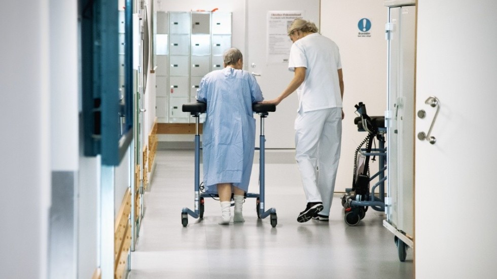 STOCKHOLM 20171107
En kvinnlig patient med en rollator får hjälp av personal att ta sig fram i en korridor på ett sjukhus 
Foto: Claudio Bresciani / TT / Kod 10090