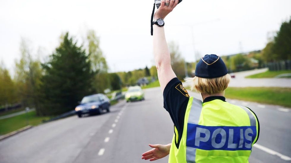 Hälften av alla vuxna i Kalmar län uppger att de dricker alkohol på midsommarafton. Många oroar sig också för bakfulla i trafiken dagen efter.