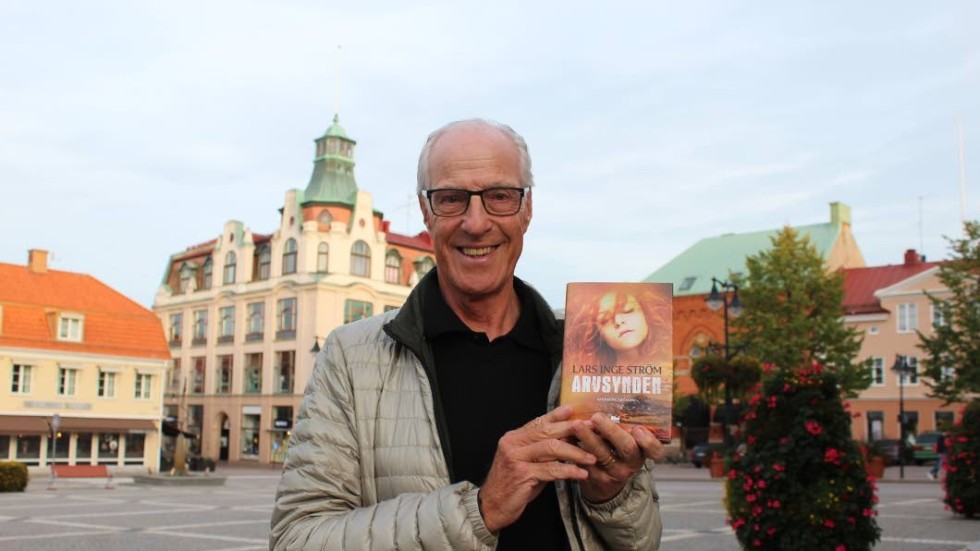 Lars Inge Ström med sin första skönlitterära bok, "Arvsynden". Den 20 september medverkar han vid en författarkväll på Gamleby bibliotek.