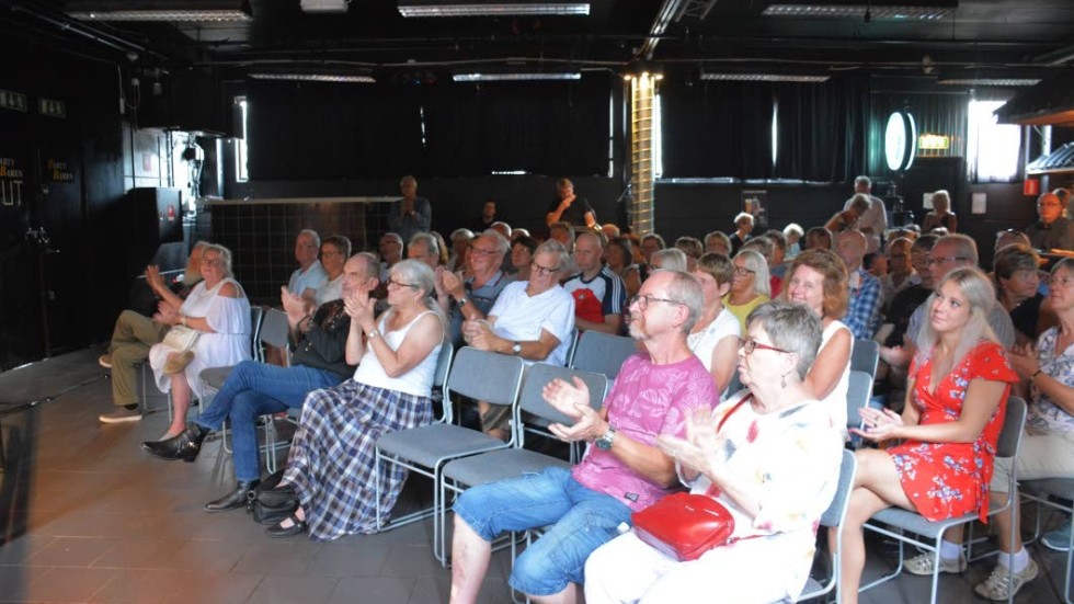 Redan vid halv fyra-tiden hade ett 300-tal besökare anlänt till Nöjespumpen i Södra Vi, för att lyssna till country.
