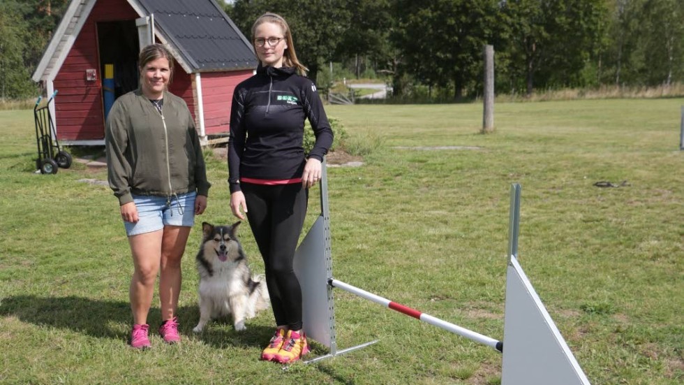 Elin Kennmark och Anna Wenell förbereder stortävlingen för fullt. Fast Shiva vill helst hoppa och träna inför tävlingen.