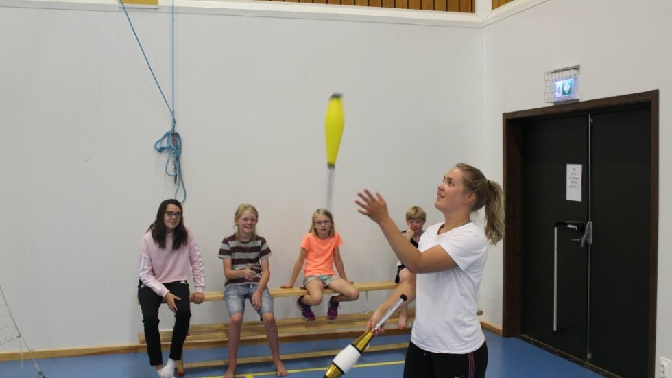 Ella Flintberg visar jonglering för några av deltagarna på cirkuslägret i Rimforsa.