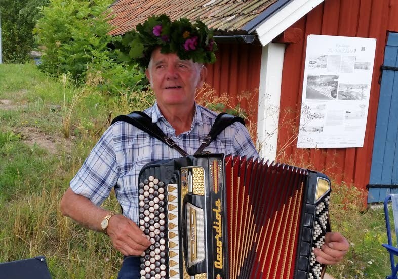 Alve Gustavsson underhöll med dragspel och sång.