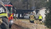 Stor brand i Torshälla – minst en byggnad totalförstörd