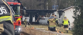 Stor brand i Torshälla – minst en byggnad totalförstörd