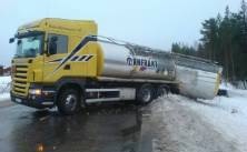 Lastbil med kemisk last körde av vägen