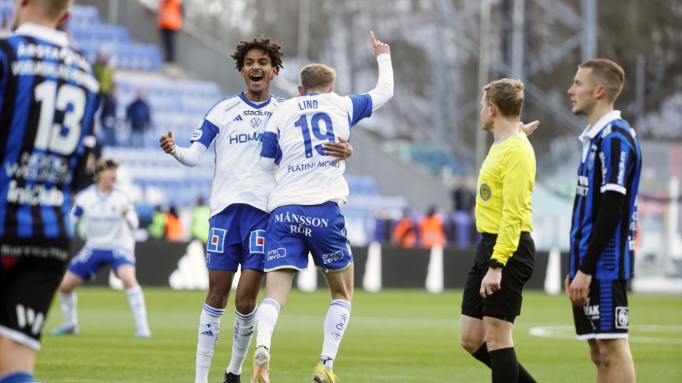 IFK Norrköpings Victor Lind, 19, jublar och kramas om av Jesper Ceesay efter sitt kvitteringsmål hemma mot Sirius.