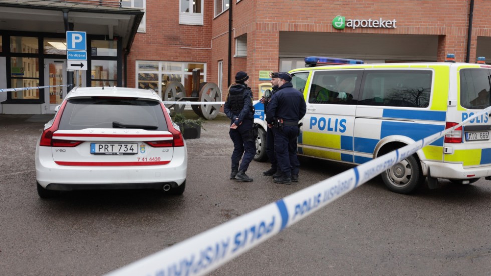 Åttonde februari i år fritogs en dömd brottsling vid Vrinnevisjukhuset i Norrköping. Rymlingen är ännu på fri fot. Hans advokat har nyligen lämnat in en ansökan om skadestånd för upplevda oförrätter. 