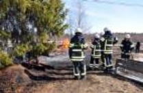 Lada brann upp i årets första gräsbrand